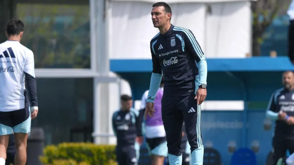 Lionel Scaloni director técnico de Argentina durante un entrenamiento de la selección