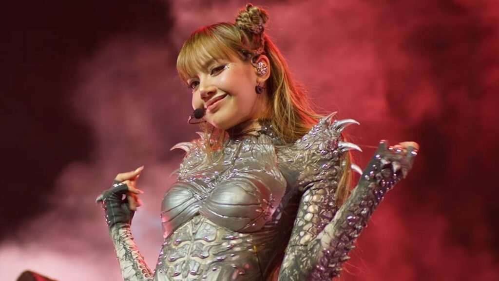 Lisa de BLACKPINK en el póster oficial de su documental Always Lalisa
