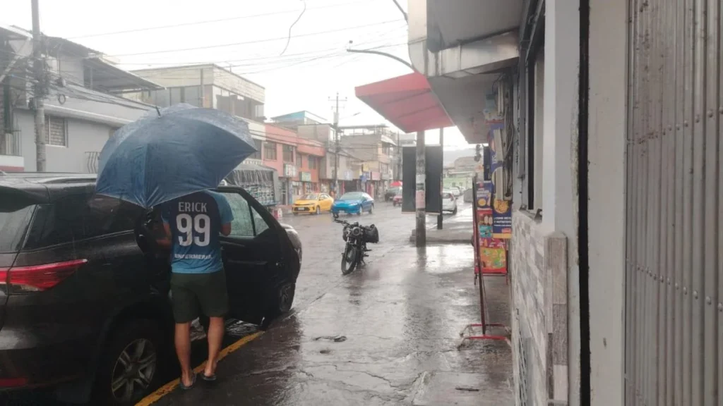 Lluvias en sectores del sur de Quito mientras Casitagua sigue en llamas