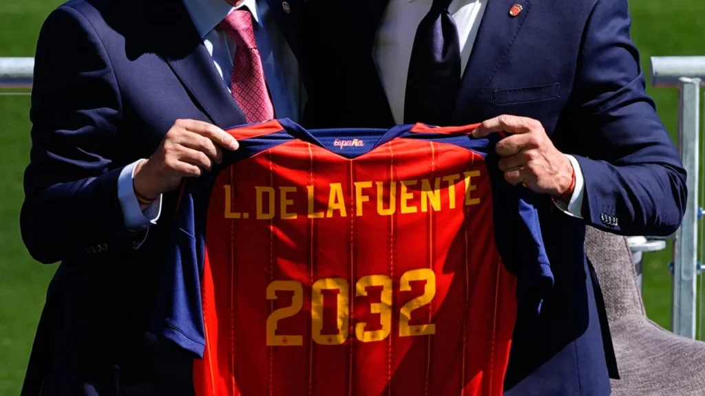 Luis de la Fuente firmando la extensión de su vínculo contractual con la Selección Española