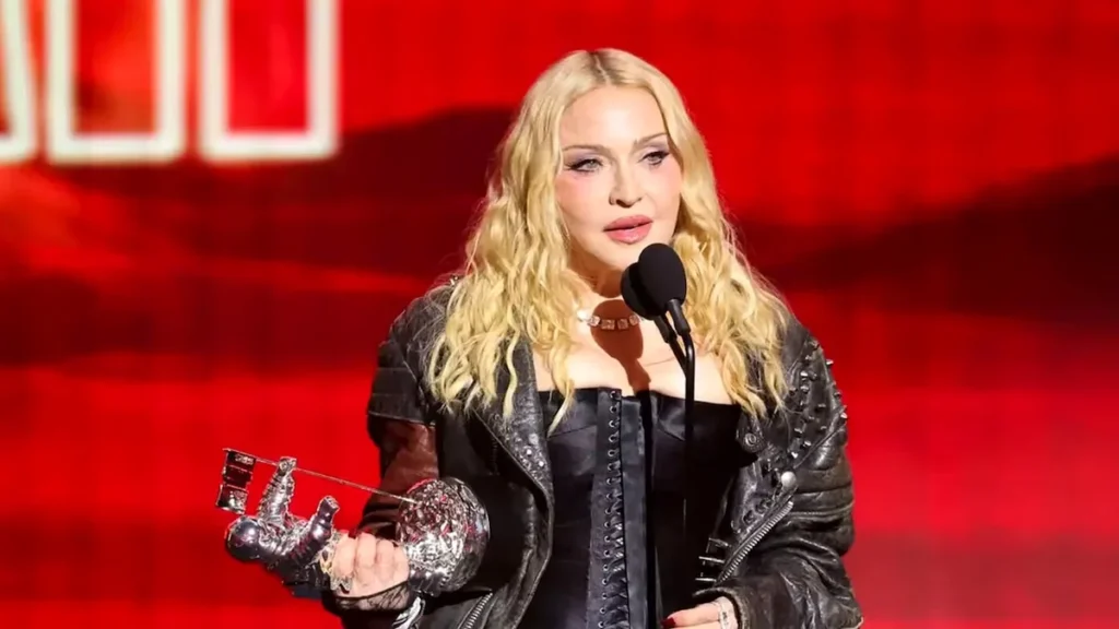 Madonna levanta su galardón de Artista del Año en los MTV VMAs 2026