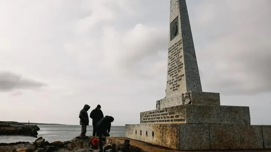 Cementerio militar argentino de Darwin y paisajes de las islas Malvinas