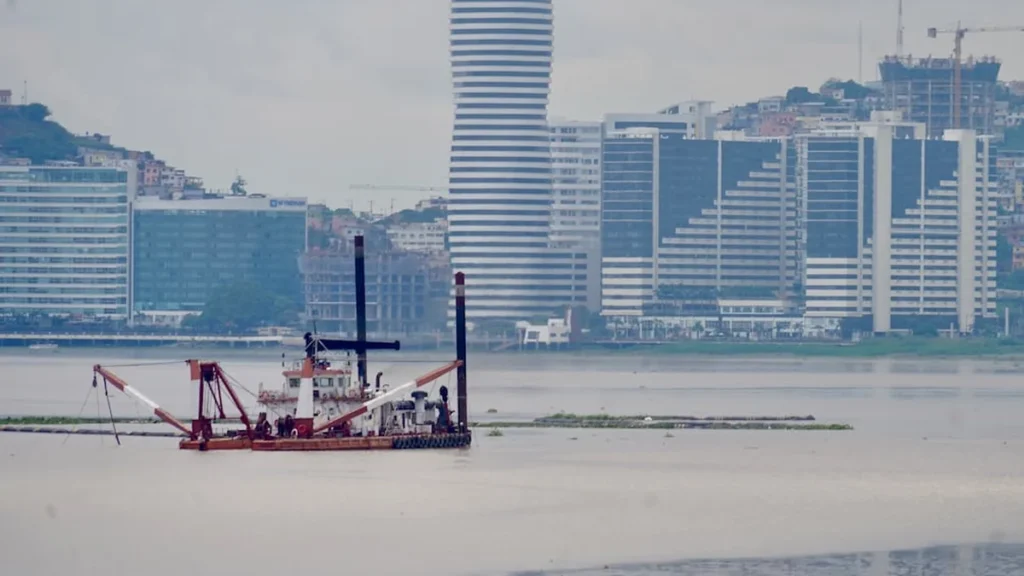 Aumento de la marea en Guayaquil sobre las riberas del río Guayas