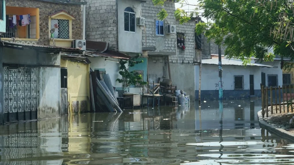 Marea alta inunda calles del suburbio de Guayaquil
