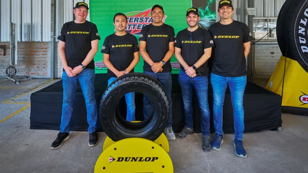 Ejecutivos de Corporación Maresa presentando las marcas Dunlop e Interstate Batteries