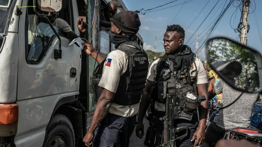 Agentes de la Policía Nacional de Haití revisan un vehículo en un operativo de seguridad en Puerto Príncipe