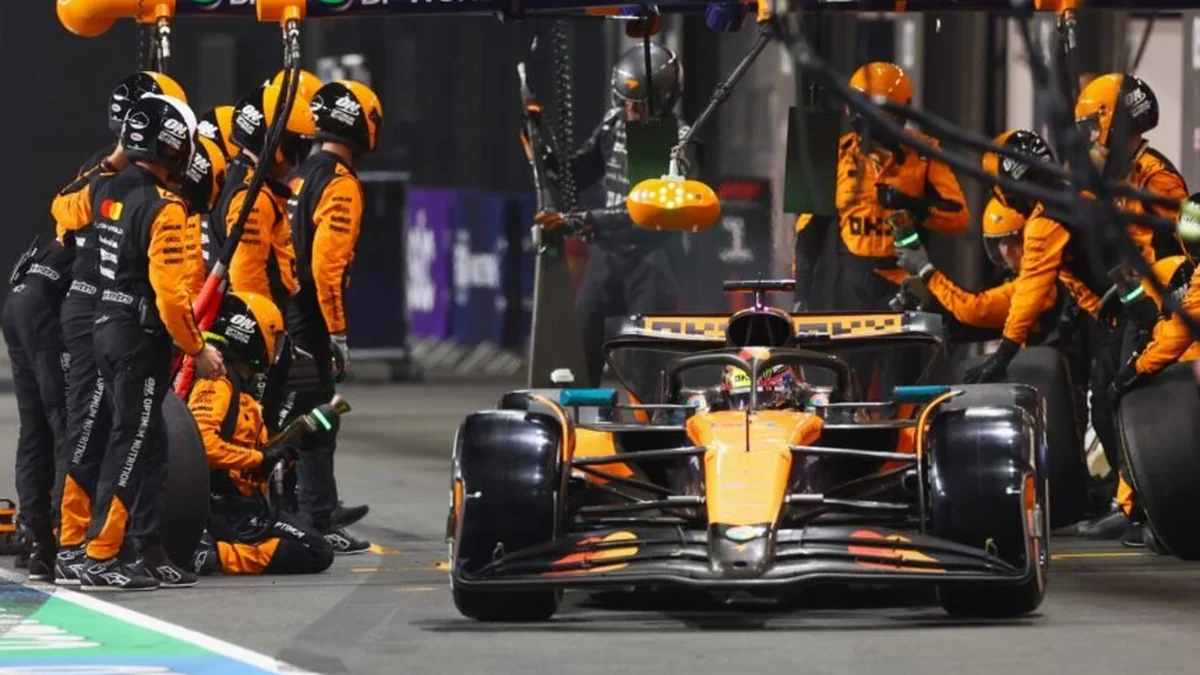 Réplica del McLaren F1 Team MCL40 exhibida por Mastercard en Scala Shopping, Quito