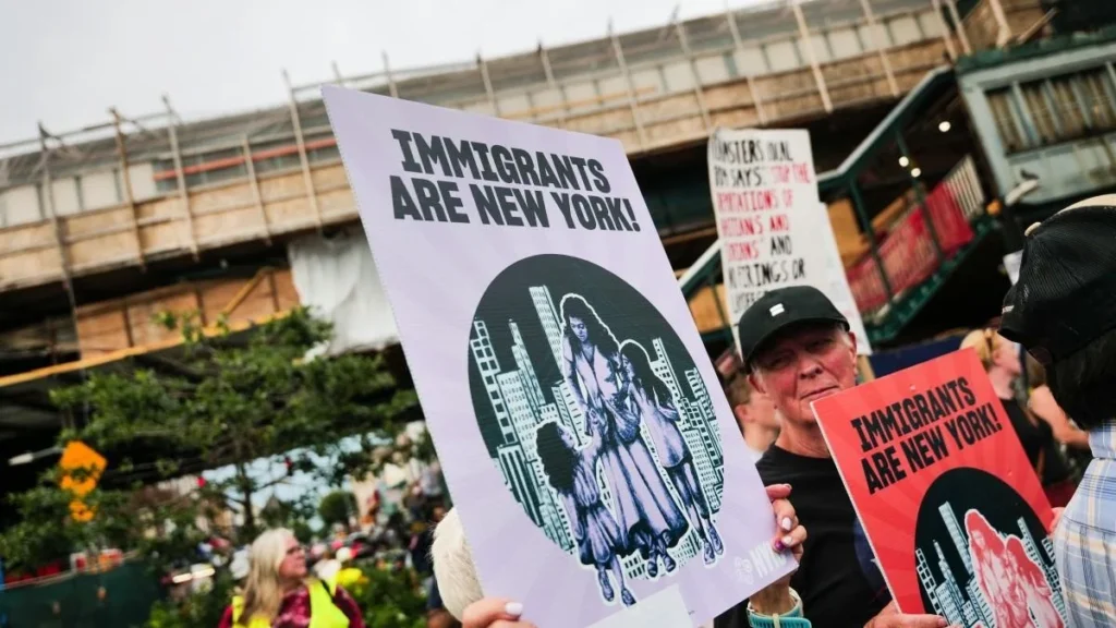 Familia de migrantes en albergue fronterizo esperando resolución de trámite migratorio