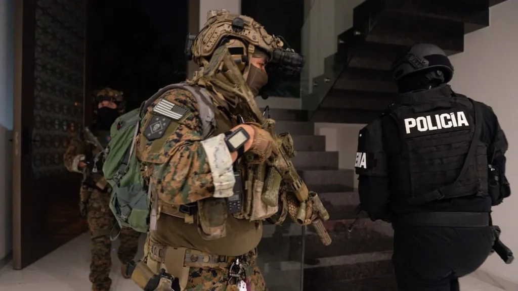 Militares y agentes policiales durante los allanamientos en Samborondón