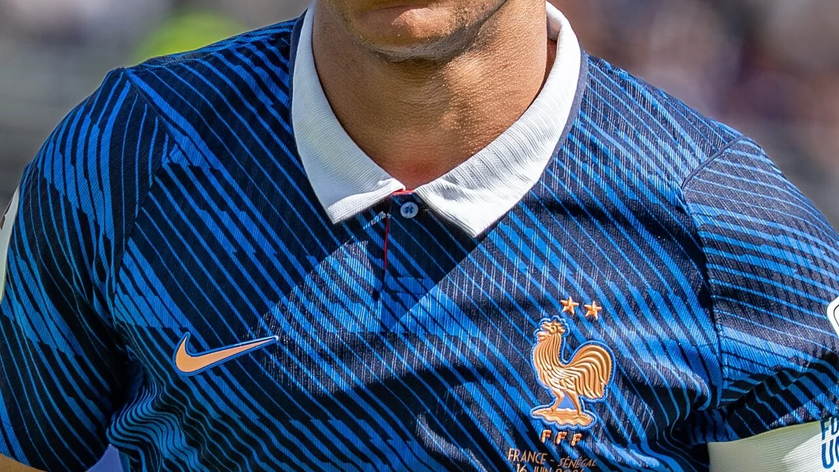 Kylian Mbappé concentrado durante un partido de fútbol