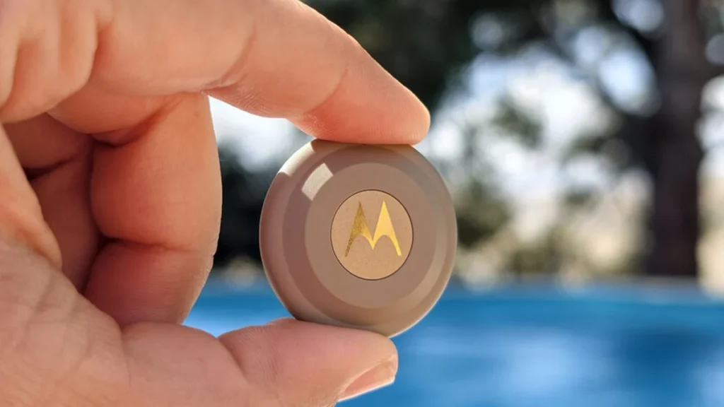Dispositivo localizador Motorola Moto Tag 2 junto a llaves y teléfono móvil