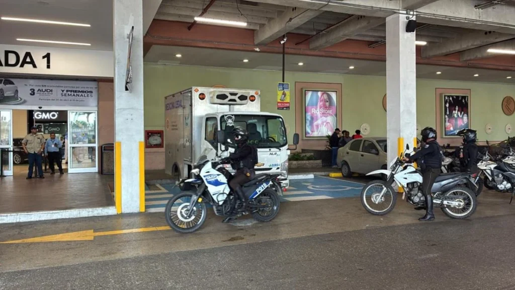 Motocicletas de la Policía Nacional estacionadas durante patrullaje en Guayaquil