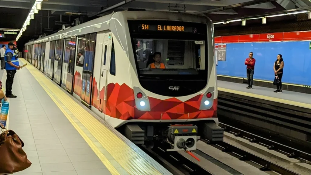 Vagón del sistema Metro de Quito en una estación