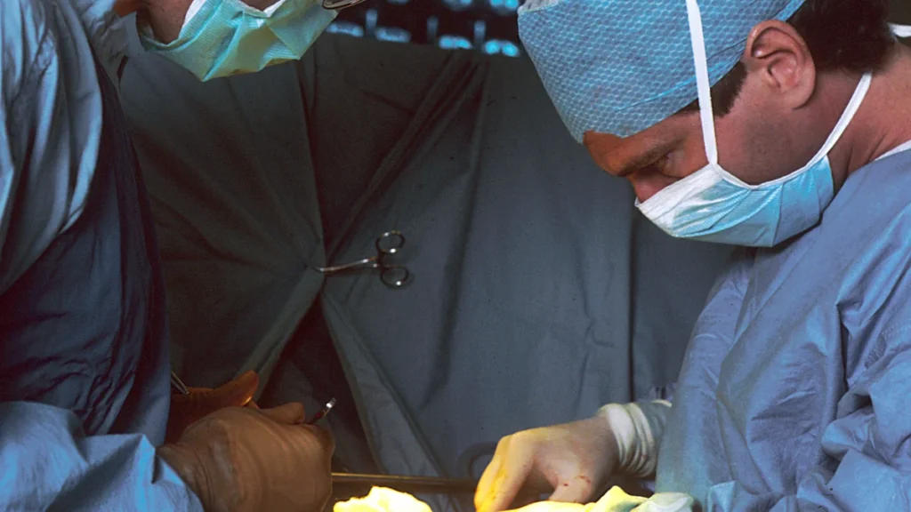 Cirujanos realizando una intervención quirúrgica en quirófano, imagen referencial