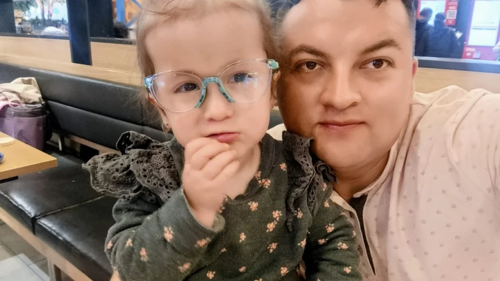 La pequeña Antonella junto a su padre en Quito solicitando apoyo para su tratamiento médico