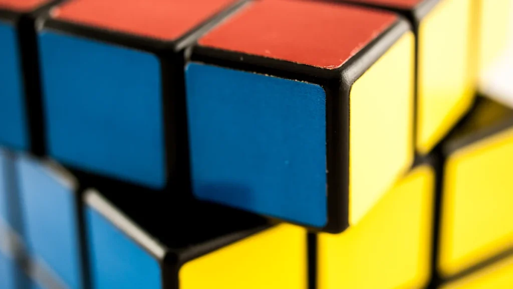 Cubo Rubik 3x3 de cerca, el mismo modelo de rompecabezas del récord mundial femenino