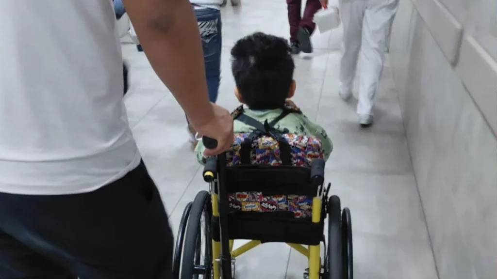 Niño atendido por especialistas médicos para tratar enfermedades raras