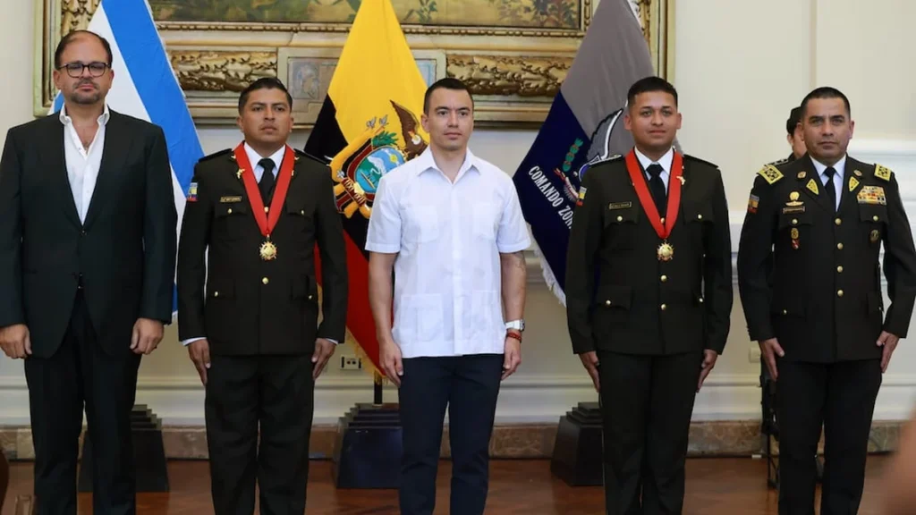 El presidente Daniel Noboa condecora a dos policías en una ceremonia en Guayaquil