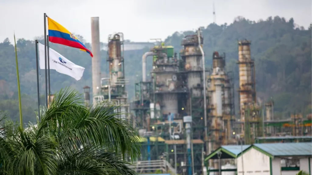 Instalaciones petroleras y tanques de almacenamiento de Petroecuador en la Amazonía
