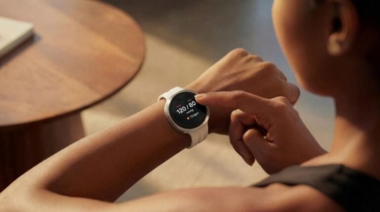 Galaxy Watch9 mostrando en pantalla funciones de Samsung Health como monitoreo de sueño, frecuencia cardíaca y Energy Score