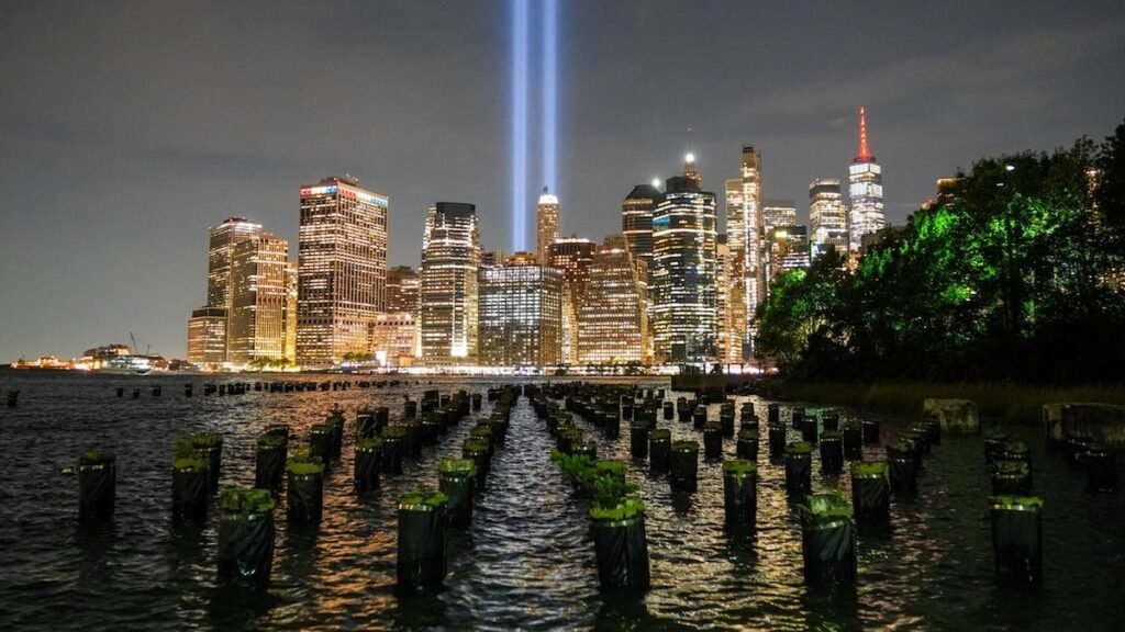 Espectáculo de drones luminosos formando rascacielos sobre el puerto de Nueva York