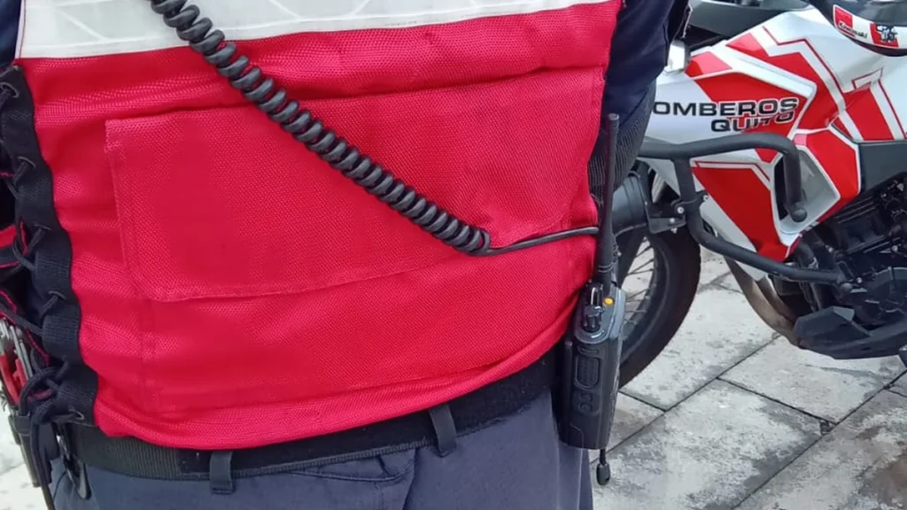 Bombero de Quito con uniforme de intervención en incendios forestales