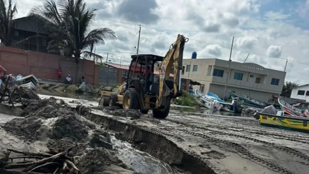 Olas rompiendo contra el malecón en la costa de Manabí durante aguaje