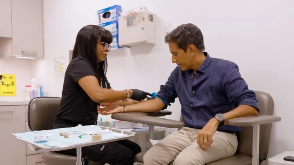 Frascos de medicamentos pediátricos inspeccionados en laboratorio farmacéutico