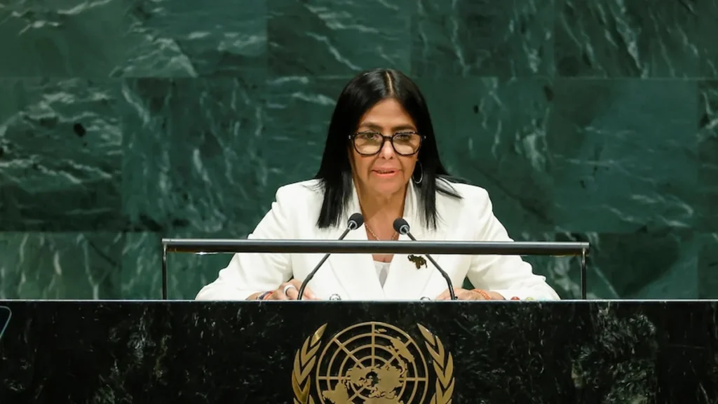 Pantalla de computadora bloqueada y cables de red en monitoreo de censura en Venezuela