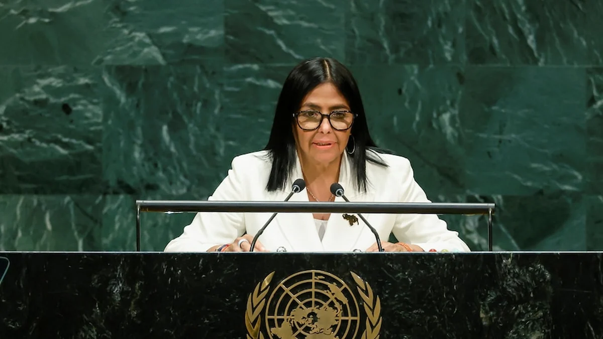 Pantalla de computadora bloqueada y cables de red en monitoreo de censura en Venezuela