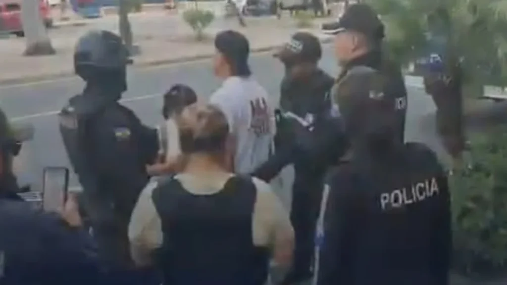 Agentes policiales y de migración durante operativo en Guayaquil