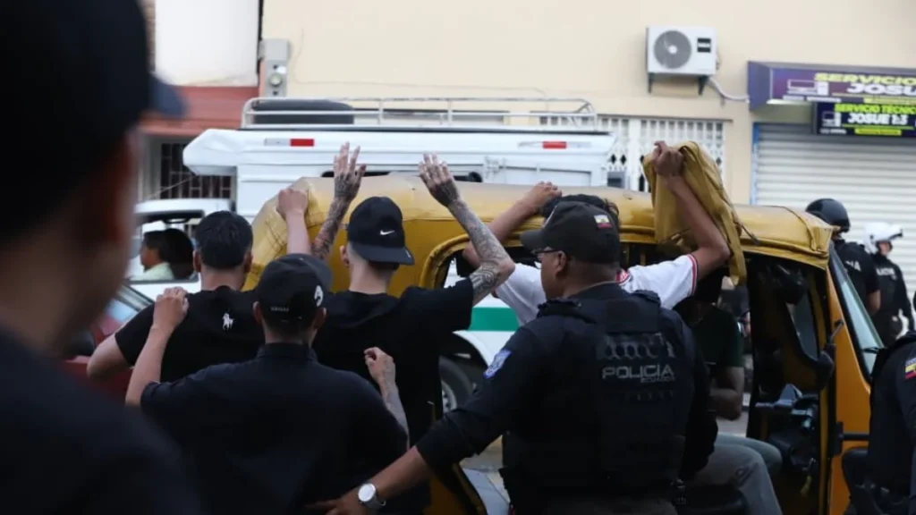 Convoyes de la Policía Nacional durante megaoperativo en Guayaquil y Zona 8.