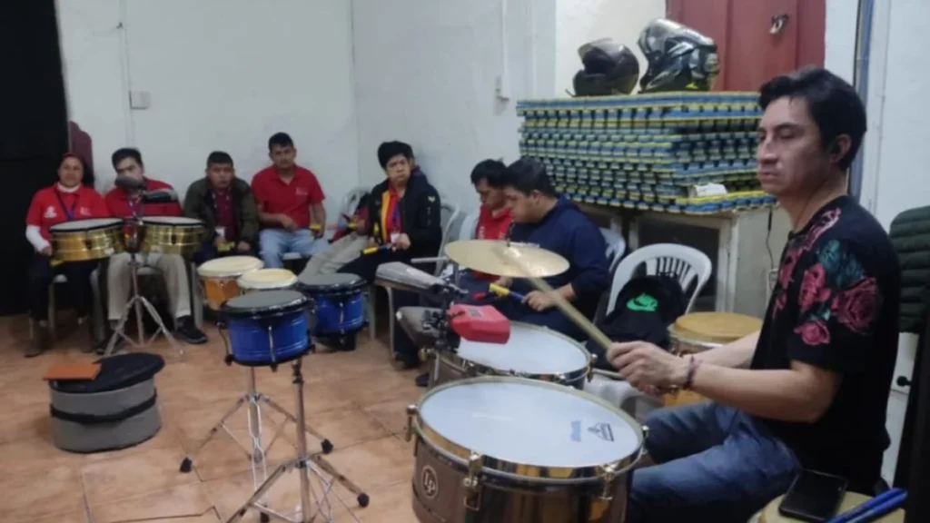 Integrantes de la Orquesta Son Especial durante su presentación musical en Loja