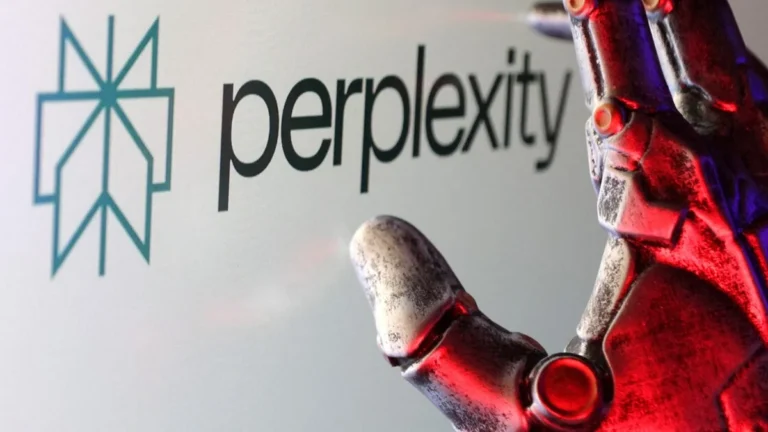 Adolescente usando una aplicación de inteligencia artificial en el celular