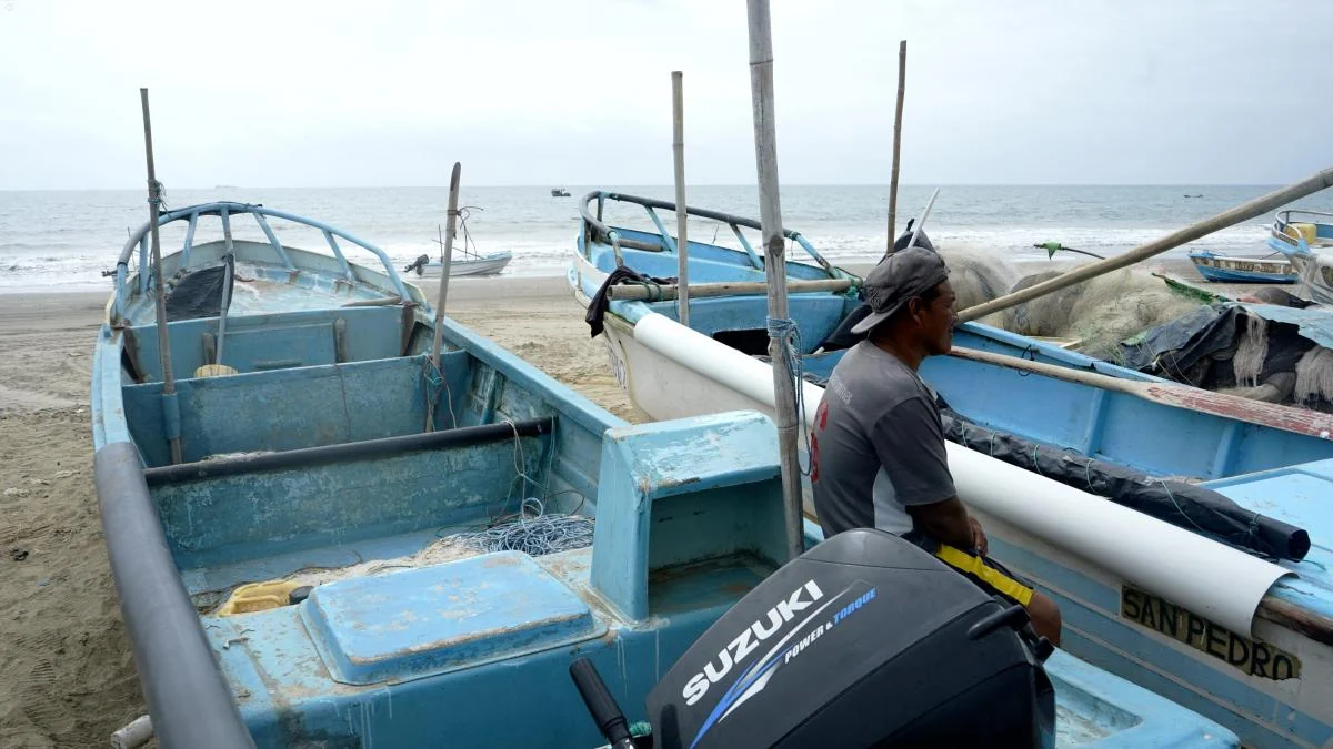 Faena de pescadores artesanales en Ecuador durante la temporada de El Niño
