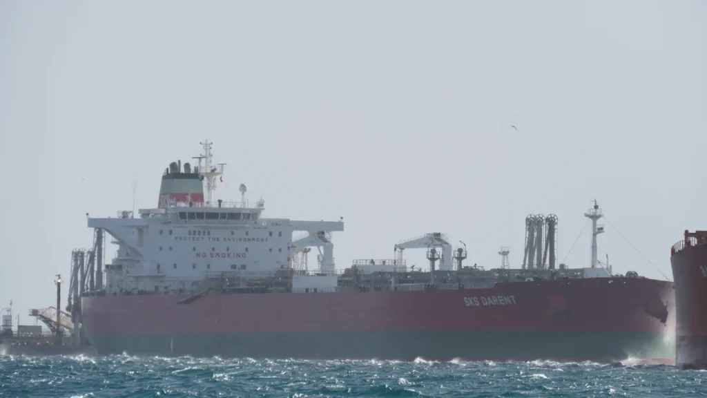 Buque petrolero cargando crudo en una terminal portuaria