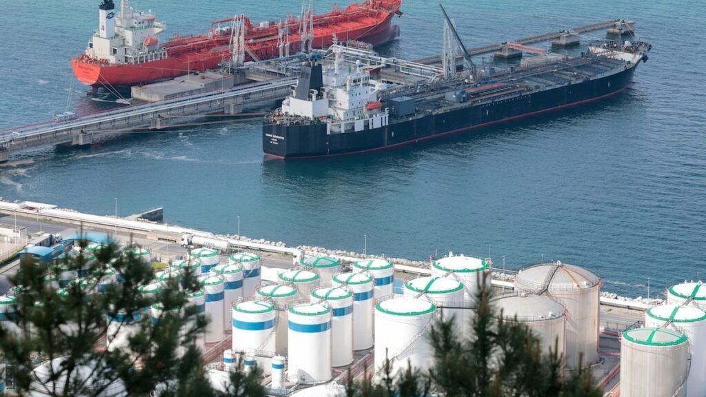 Plataforma petrolera marina y buques de carga en aguas internacionales