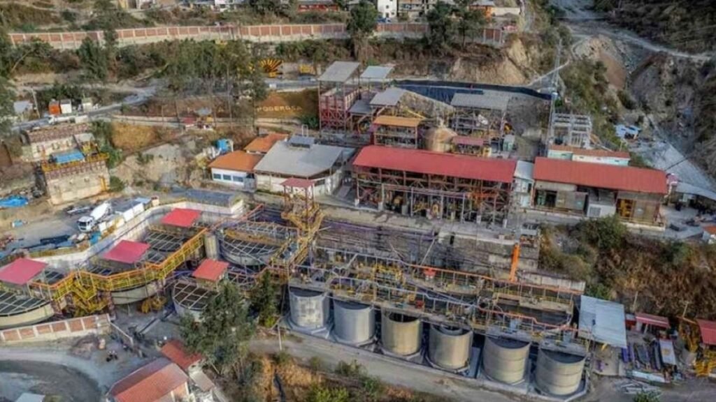 Instalaciones industriales de procesamiento de mineral en el complejo minero Santa María en Pataz