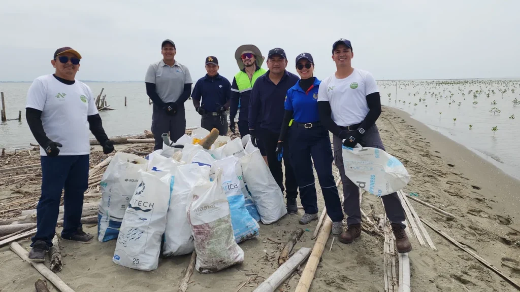 Playa ecuatoriana con arena y mar en el litoral del Pacífico
