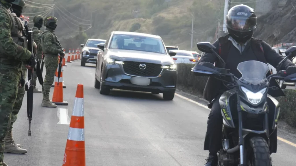 Detonación controlada de artefacto explosivo en avenida Velasco Ibarra Quito