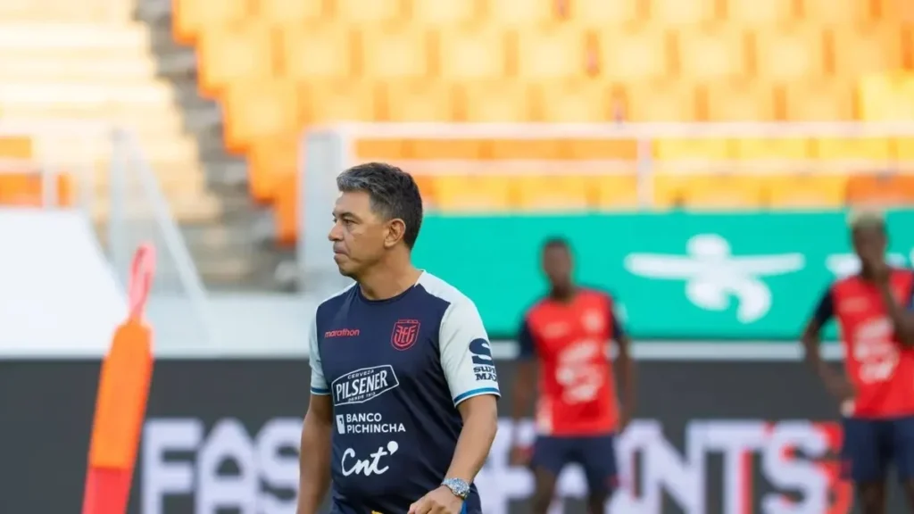 Marcelo Gallardo en el banquillo durante su debut como seleccionador de Ecuador