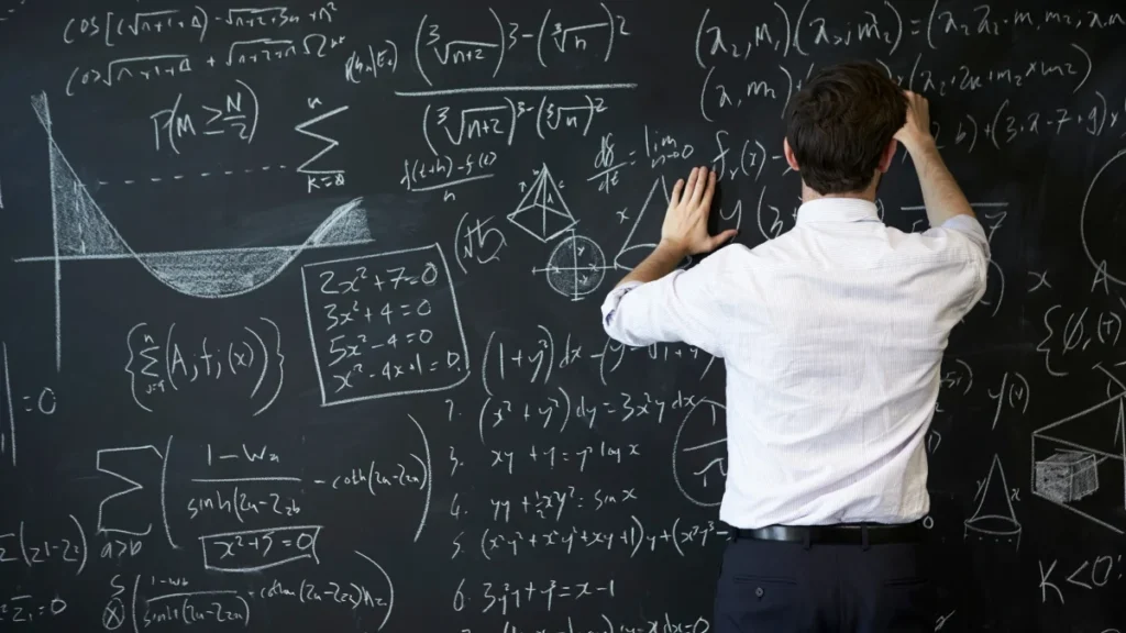 Pizarra matemática con ecuaciones diferenciales de Navier-Stokes