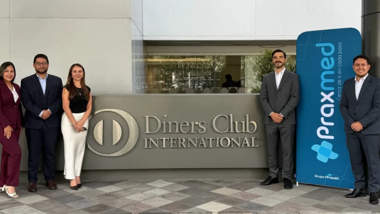Representantes de Praxmed y Diners Club en la firma de la alianza