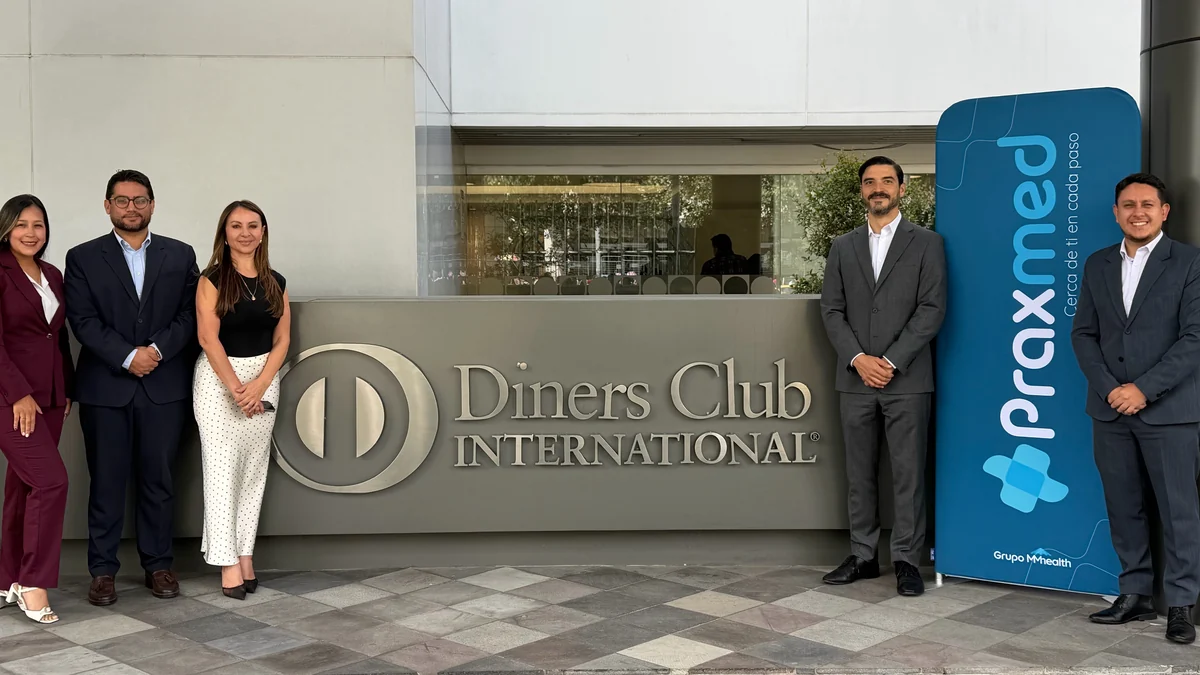 Representantes de Praxmed y Diners Club en la firma de la alianza
