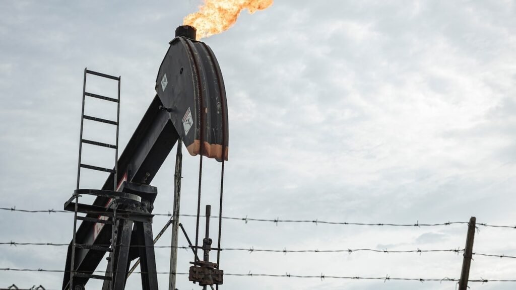 Tanques de almacenamiento y plataformas de petróleo en mercados internacionales