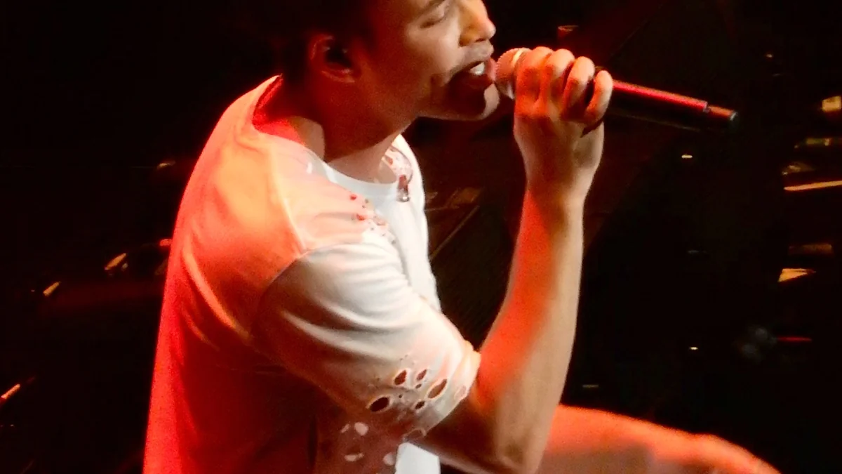 Prince Royce en concierto sobre el escenario durante su gira musical