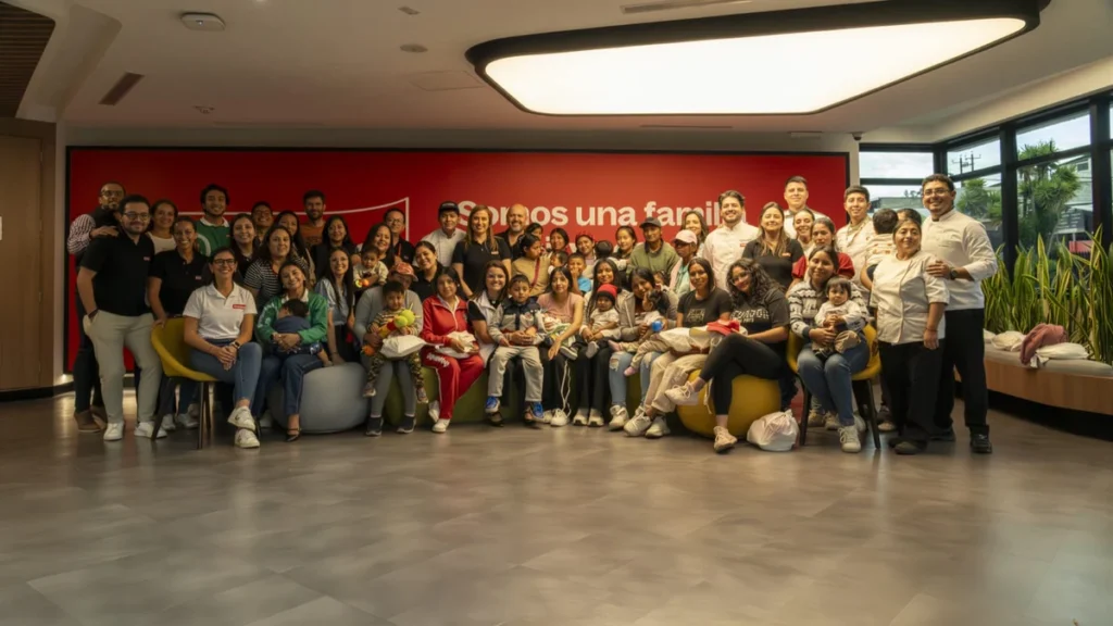 Madres participando en un taller de nutrición infantil de Pronaca y REDNI