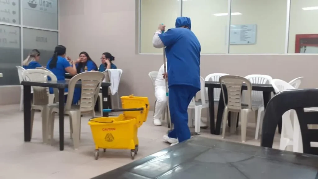 Pasillos hospitalarios y servicios de limpieza en centro de salud pública