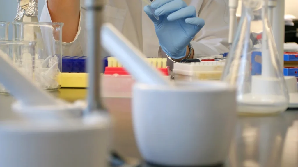 Bióloga realizando una prueba genética en laboratorio, imagen referencial