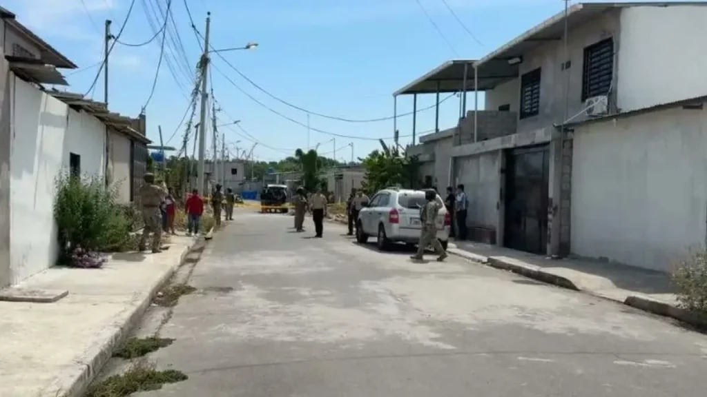 Agentes de seguridad en la calle donde ocurrió el ataque en el barrio Tiwinza, Puerto Bolívar, Machala
